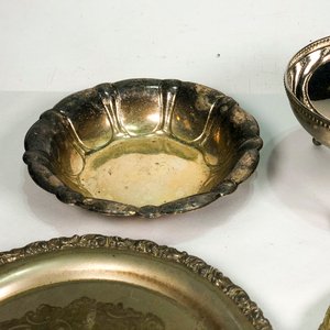 Lote de 4 piezas metálicas: bandejas y cuenco decorativo - imagen 4