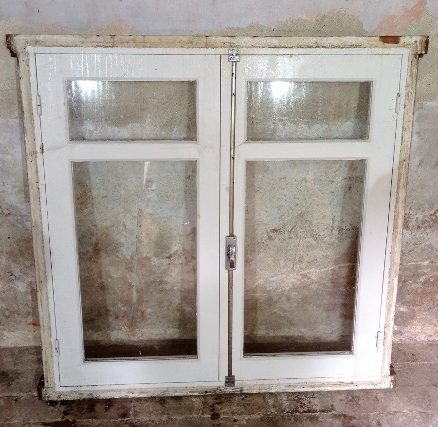 Lote siguiente: Ventana de madera con dos hojas batientes y marco en cedro