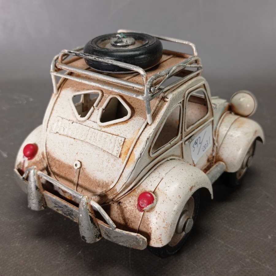 Miniatura de coche de hojalata con rueda auxiliar - imagen 4