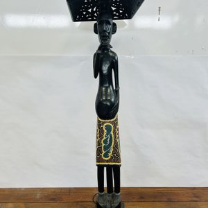 Lote siguiente: Luminaria de Pie Figura Africana en Madera Tallada - 120cm