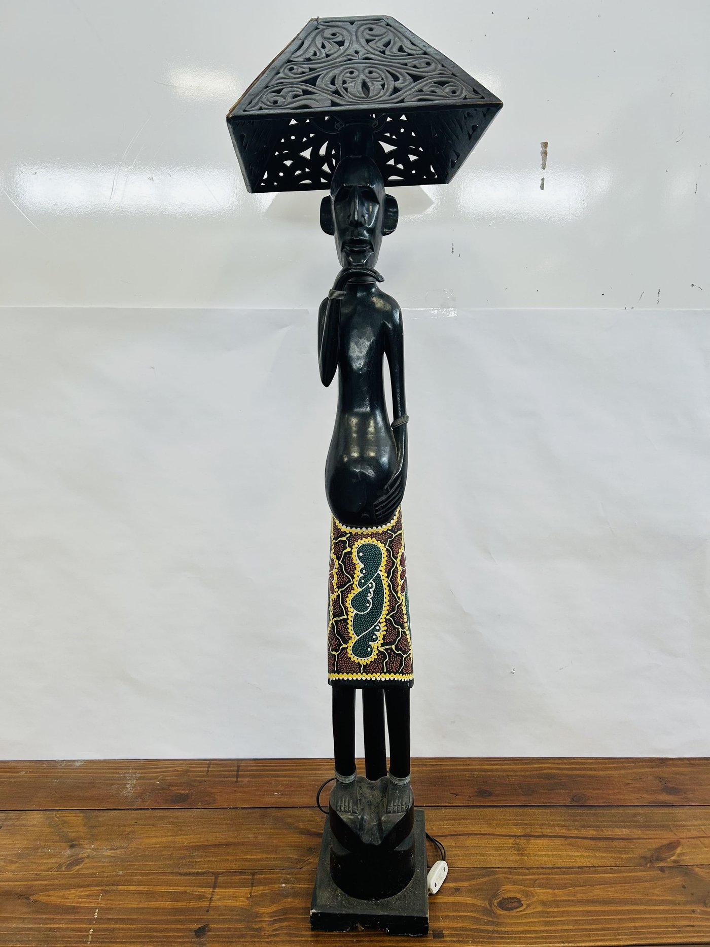 Luminaria de Pie Figura Africana en Madera Tallada - 120cm