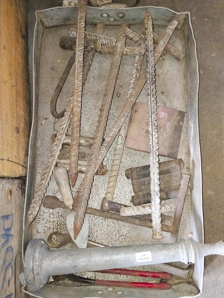 Caja de Chapa con Herramientas Varias y Elementos de Metal