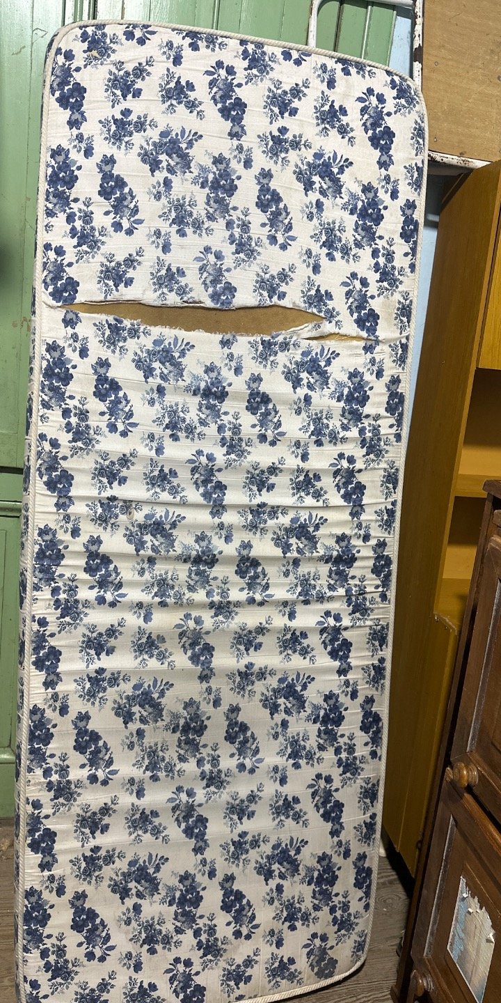 Colchón de una plaza con estampado floral azul y blanco