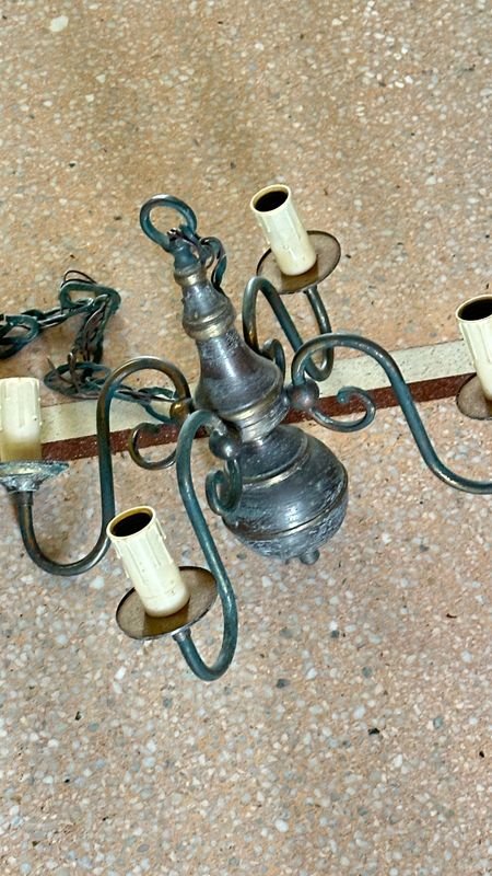 Araña mediana estilo Holandés: Un objeto decorativo de metal - imagen 4