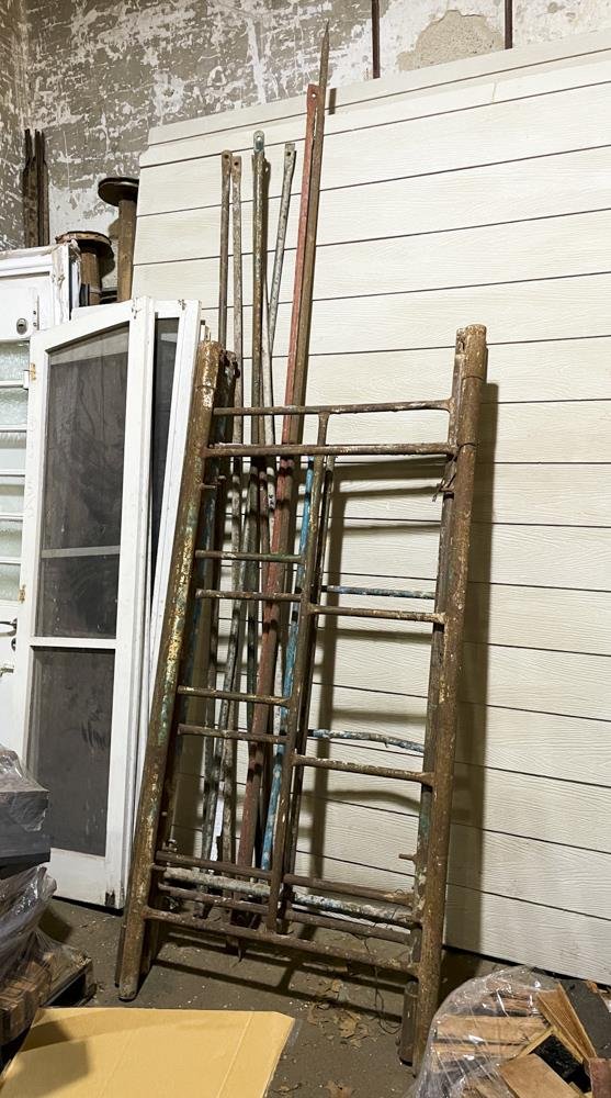 Dos Andamios Metálicos de Construcción