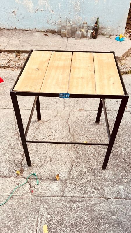 MESA DE HIERRO TAPA MADERA