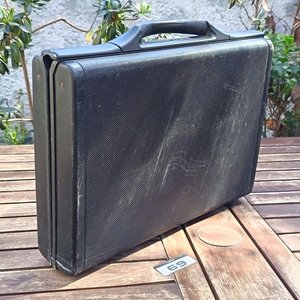 Maletín Ejecutivo rígido color negro, con manija y herrajes; interior con compartimentos - Con detalles de uso - imagen 2