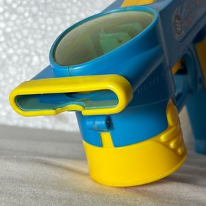 Lote de Juguetes: Peluches, Pistolas, Reproductor CD Panasonic y Más - imagen 29