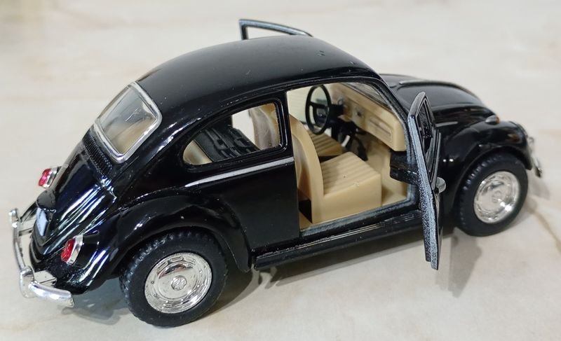 Volkswagen FUSCA a escala modelo 1970 en color Negro - imagen 3