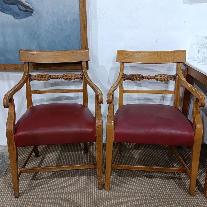 Par de Butacas Estilo Regency Inglés en Madera Maciza Tallada con Tapizado Rojo