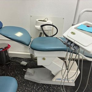 Sillón Dental Eléctrico Kerli Dent con Brazo de Luz, Mesa Auxiliar y Banqueta - imagen 3