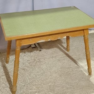 Mesa Baja de Madera con Tapa Cerámica Verde y Patas Torneadas - imagen 3