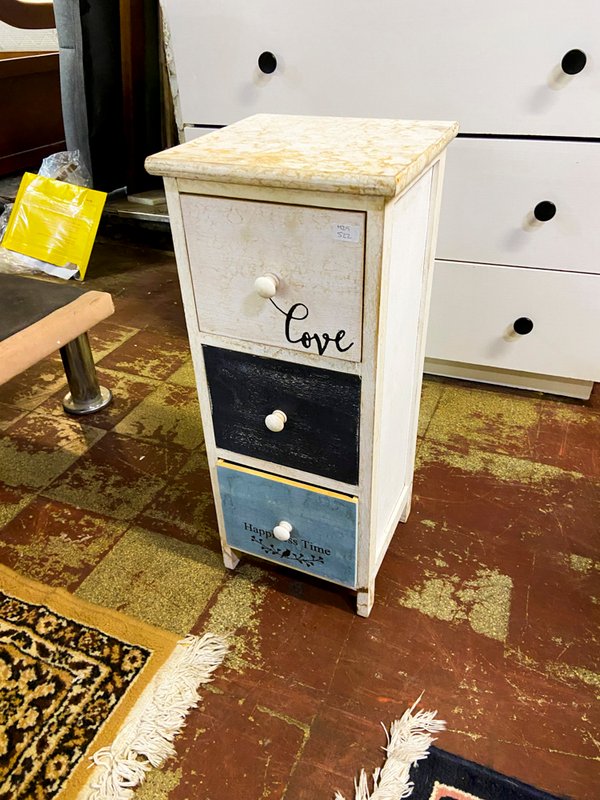 Cómoda Blanca con Cajones Decorados "Love" y "Happiness"