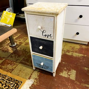 Lote siguiente: Cómoda Blanca con Cajones Decorados "Love" y "Happiness"