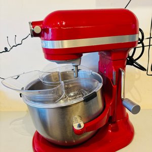 Lote #024 – Batidora KitchenAid (origen Bélgica) 220v, con globo, lira y gancho amasador. 6,6 litros de capacidad - imagen 2