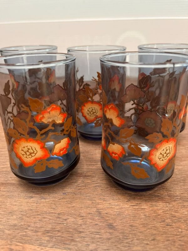 Vasos de vidrio pintados azules y flores naranjas vintage - imagen 2