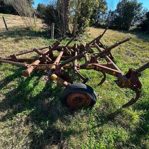 Lote siguiente: Arado Cincel con 9 Púas y Rueda
