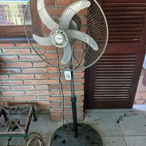 Lote anterior: Ventilador de Pie Metálico con Base Redonda