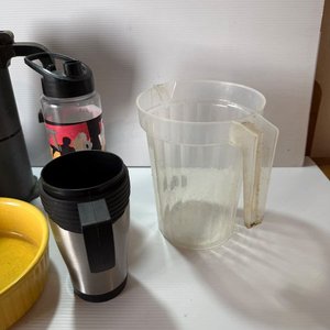 Lote de Cafetera Moka, Tazas Navideñas, Jarra Plástica y Más - imagen 6