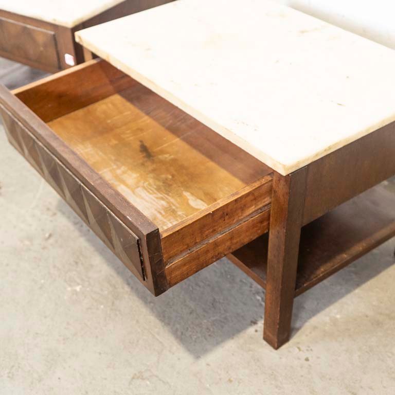 Mesa de luz baja con tapa de mármol y estante - imagen 3