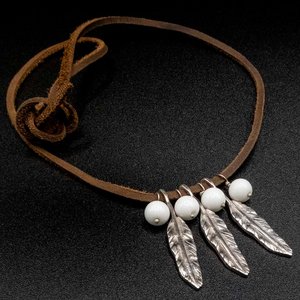 Collar de Plata 950 con Cuero y Cuentas Blancas - imagen 1