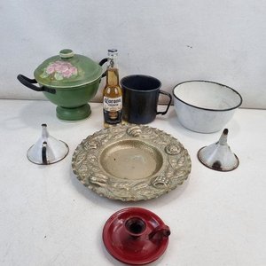 Lote de 7 Piezas: Sopera Esmaltada, Taza, Bowl, Plato Decorativo y Embudos - imagen 1