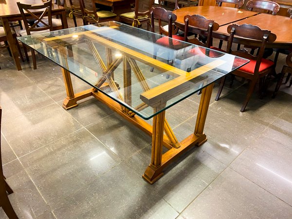 Mesa de Comedor Estilo Rústico con Tapa de Vidrio y Estructura de Madera - imagen 1