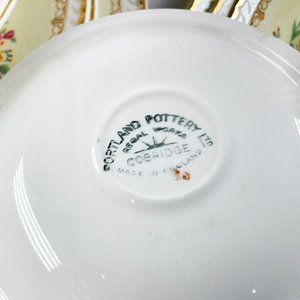 Cincuenta y seis piezas en loza inglesa floral, sopera, ensaladera, fuentes, tetera(con manchas), azucarero, lechera, tazas y platillos - imagen 5