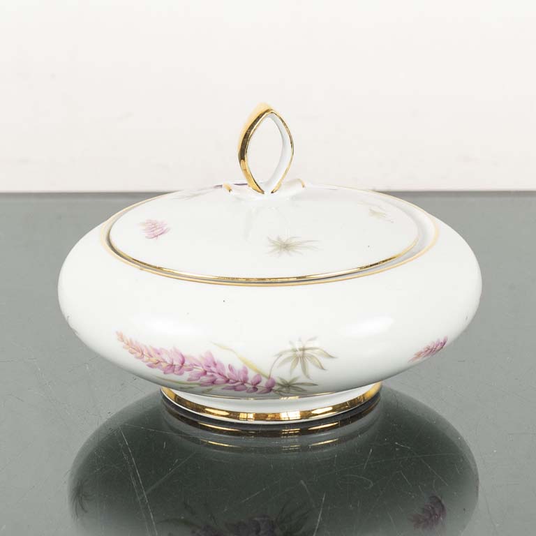 Lote siguiente: Bombonera de porcelana alemana, fondo blanco decorado flores - Estado: Bueno