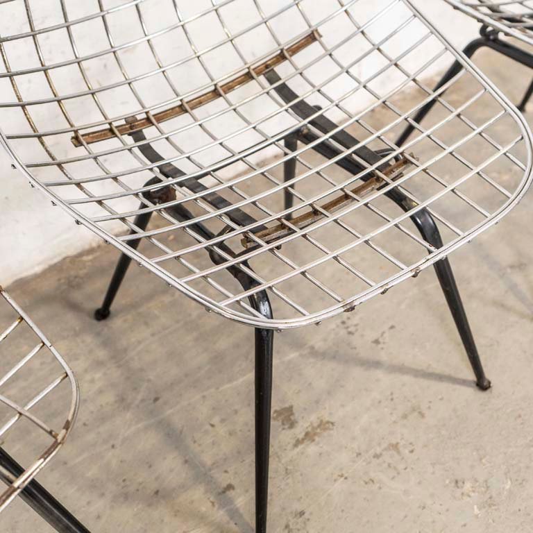 Cuatro sillas tipo bertoia con detalles en la pintura y puntos de óxido en el cromado - imagen 2