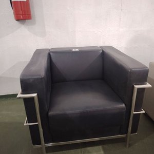 Sillón Estilo Le Corbusier, Tapizado Negro y Estructura Metálica - imagen 8