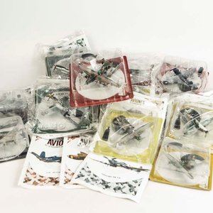 Lote siguiente: Colección de 16 aviones de la Segunda Guerra Mundial acompañados de folleto informativo en su blister original.