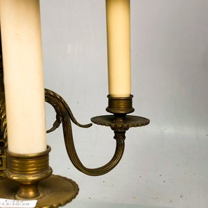 Lámpara de Mesa Antigua de Bronce Labrado con Cinco Luces y Pantallas - imagen 4
