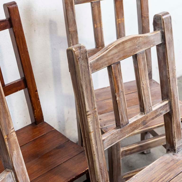 Sillas de madera con diseños únicos y tornillos visibles - imagen 3