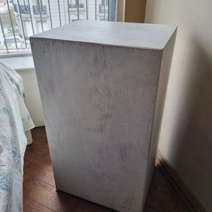Mesa de Luz Blanca con Cajón y Estantes Abiertos - imagen 4