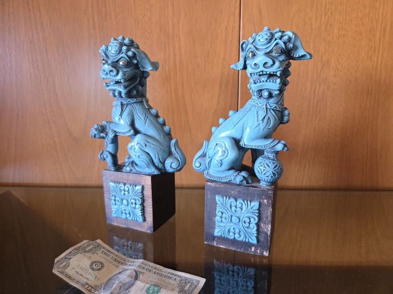 Estatua de perros en resina con ojos brillosos - imagen 3