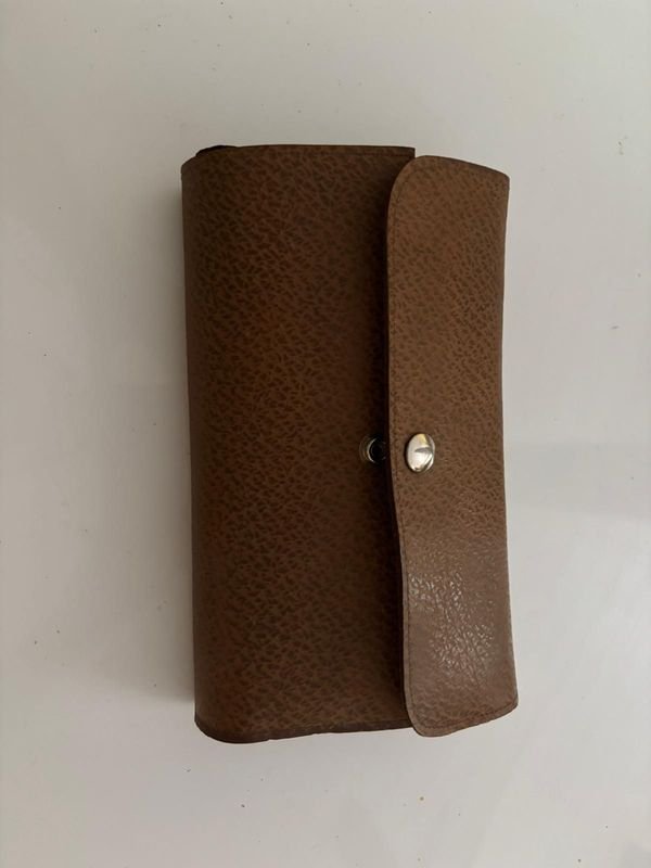 Conjunto de Cuchillo, Tenedor y Kit de Tocador en Estuche de Cuero - imagen 1