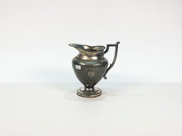 Lote anterior: Jarra de metal cuádruple cincelada 'Forbes Silver Co.'