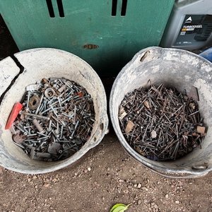 Lote siguiente: Dos Baldes con Tornillos y Clavos Varios