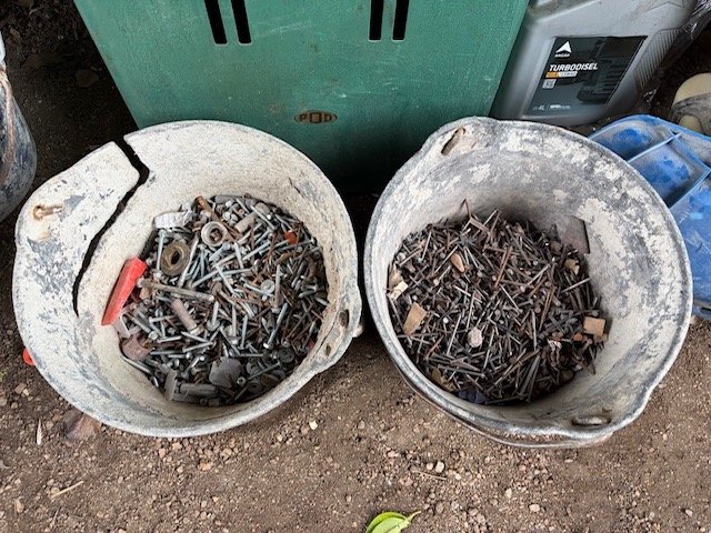 Dos Baldes con Tornillos y Clavos Varios