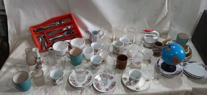 Lote siguiente: Caja de platos y vasos de cerámica y cristal