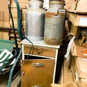 Lote siguiente: Juego de Tarros de Leche Metálicos y Mueble Auxiliar