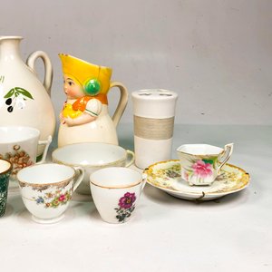 Lote de Porcelana: Jarras, Tazas, Platos, Azucarero y Portalápices - imagen 4