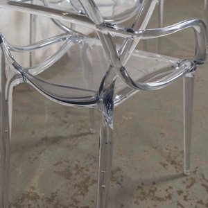 Tres Sillas de Diseño en Acrílico Transparente - imagen 3