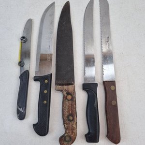 Lote siguiente: L 060 - 5 Piezas - Practico juego de 5 cuchillos de cocina de distinto tamaño y tipo de hoja, ideal para el uso diario en el hogar (Tramontina