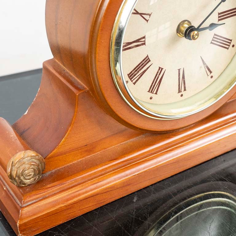 Reloj moderno de madera con relojero y números romanos - imagen 2