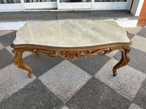 Mesa de centro Luis XV con tapa de mármol y estructura de madera tallada - imagen 3