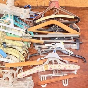 Lote de 72 Perchas de Plástico y Madera de Varios Modelos - imagen 4