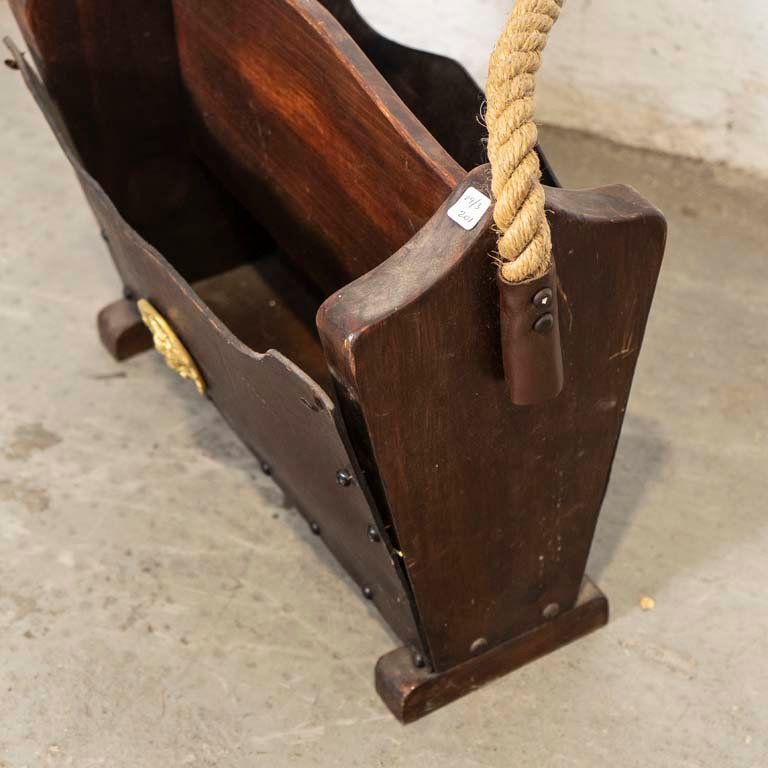 Revistero de madera con detalles y suela desprendida - imagen 2