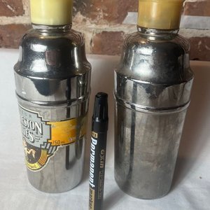 Lote siguiente: Set de 2 Cocteleras de Acero Inoxidable con Tapa Amarilla